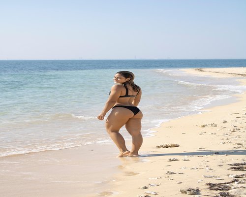 Persona usando las escaleras en lugar del elevador