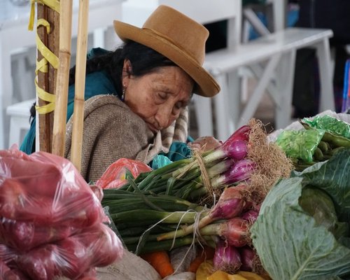 Verduras e ingredientes frescos en un mercado tradicional